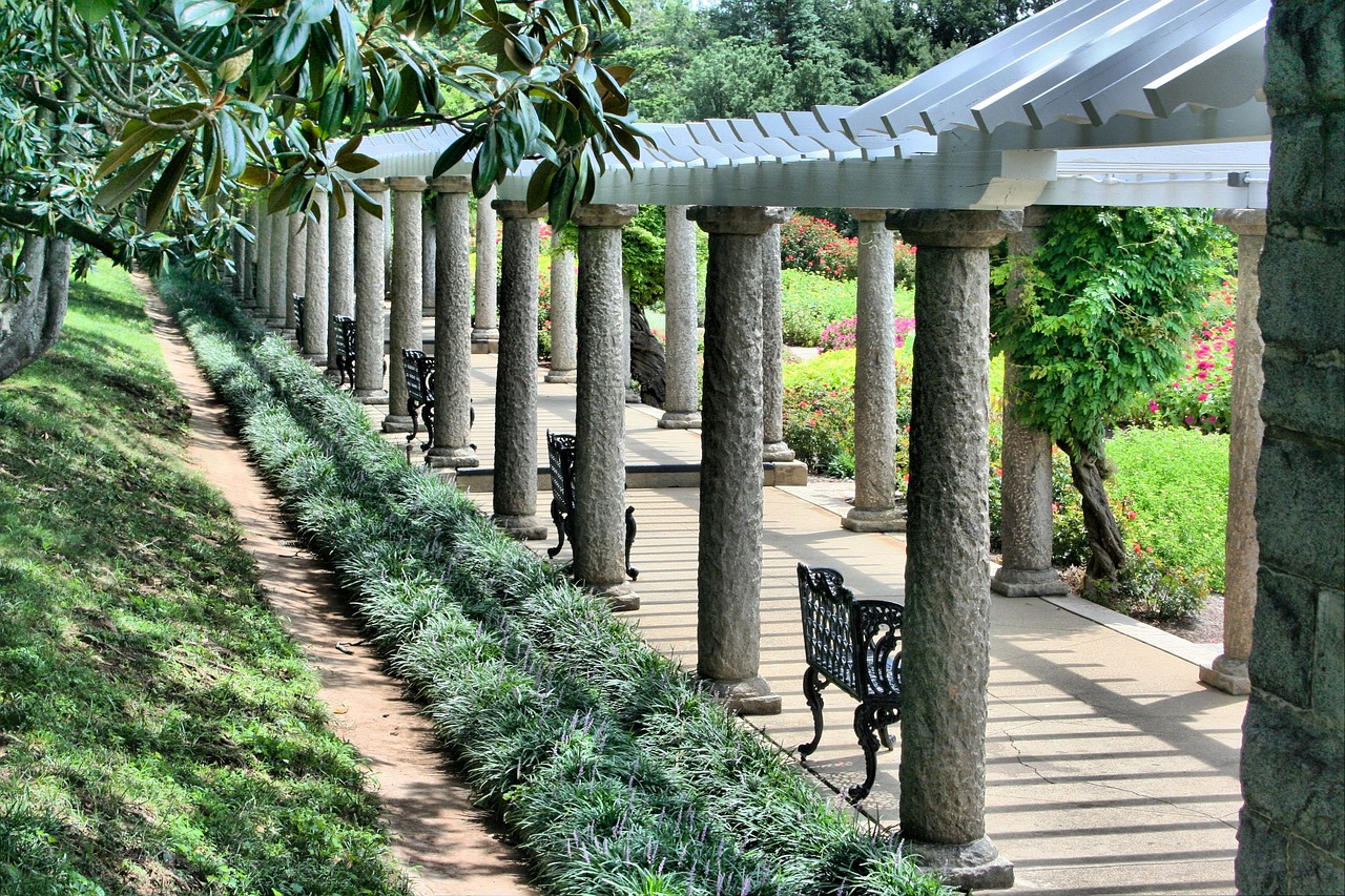 Moderní pergola s čistou konstrukcí nad terasou