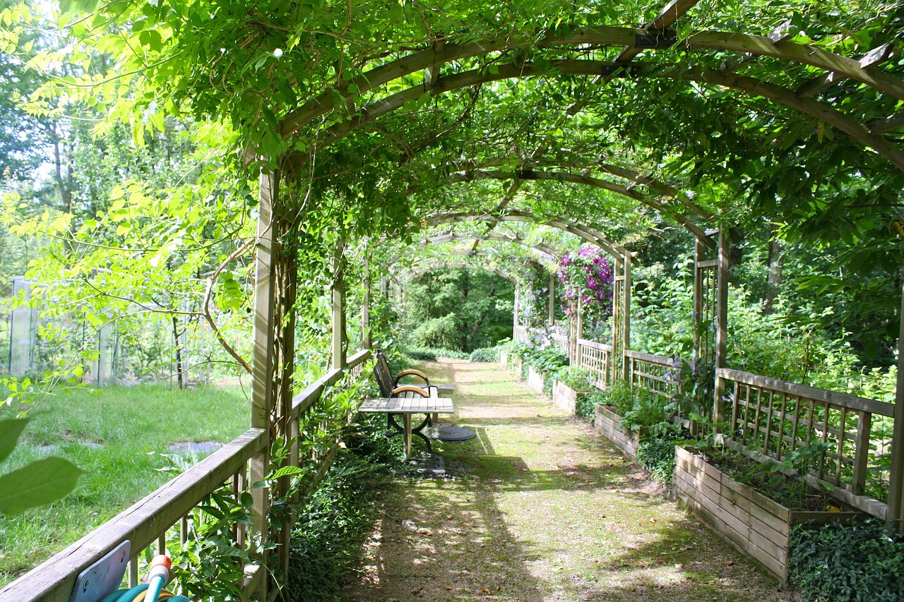 Dřevěná pergola nad terasou se zahradním posezením