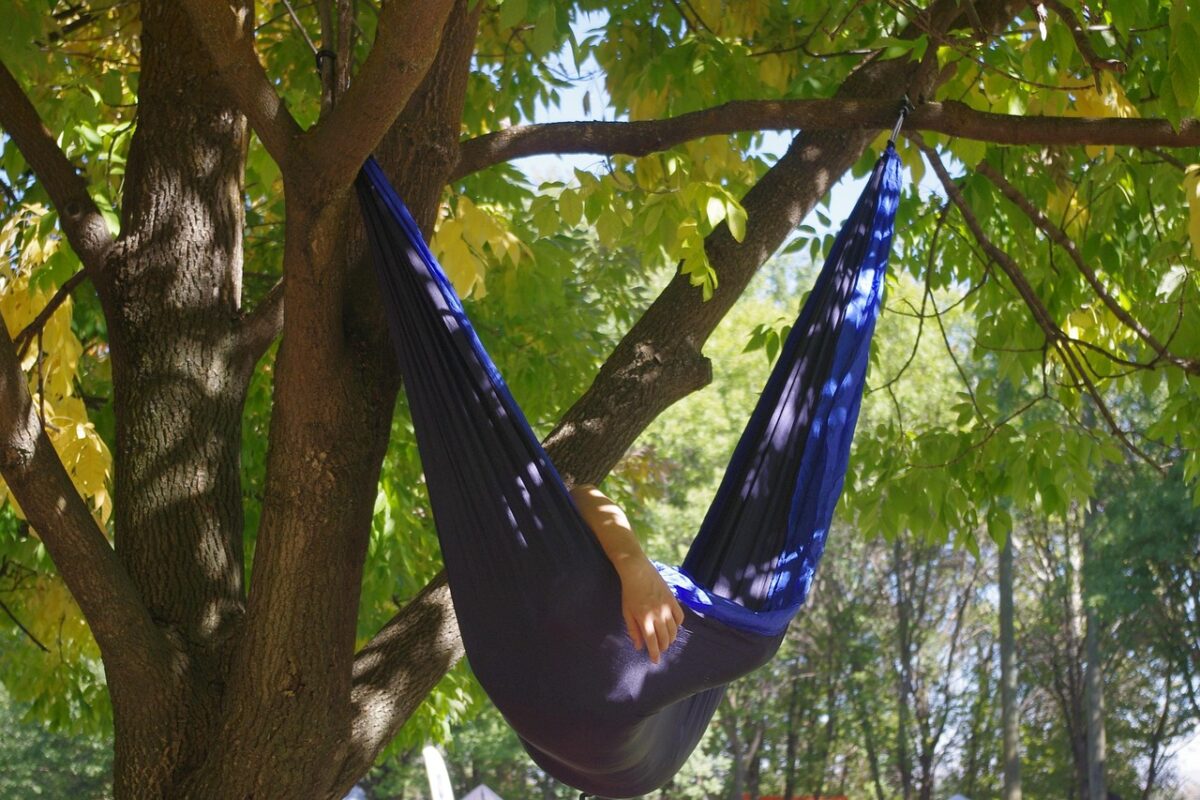 Klidná relaxační zóna na terase s pohodlným odpočinkem