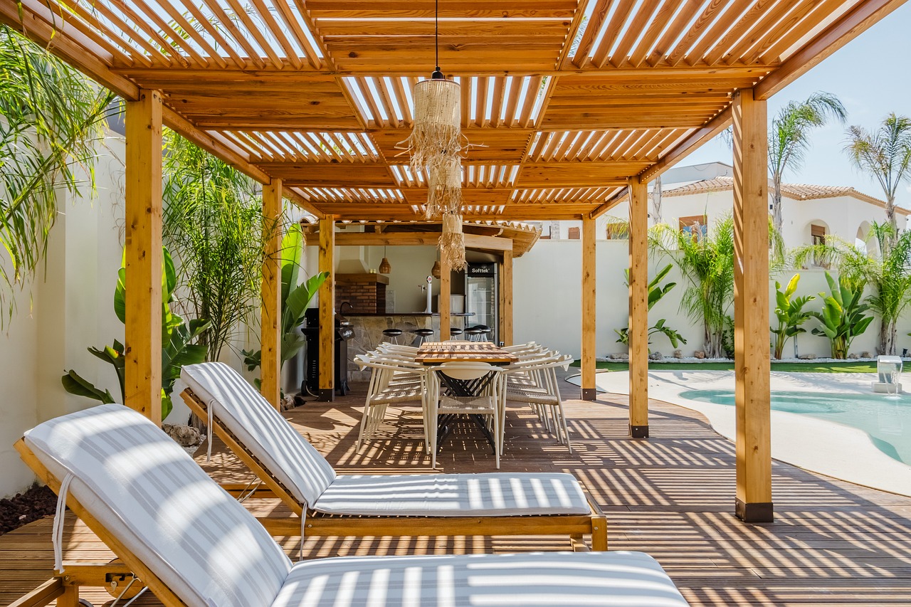 Udržovaná dřevěná pergola s ošetřeným dřevem nad terasou