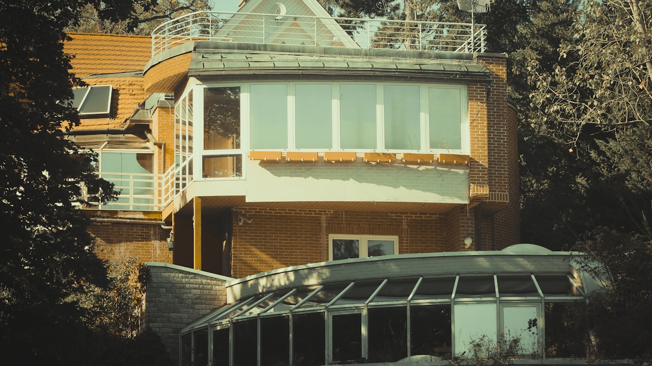 Zasklená pergola s posuvnými skleněnými stěnami u domu